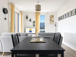 Top Floor Flat With Balcony Overlooking Manchester - Pass the Keys