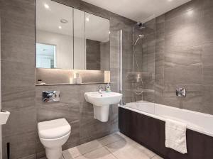 Top Floor Flat With Balcony Overlooking Manchester - Pass the Keys