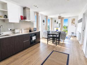 Top Floor Flat With Balcony Overlooking Manchester - Pass the Keys