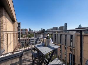 Top Floor Flat With Balcony Overlooking Manchester - Pass the Keys