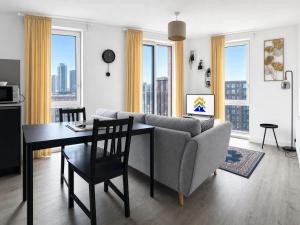 Top Floor Flat With Balcony Overlooking Manchester - Pass the Keys