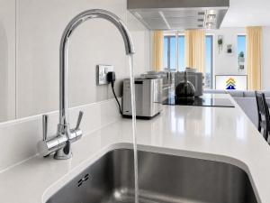 Top Floor Flat With Balcony Overlooking Manchester - Pass the Keys
