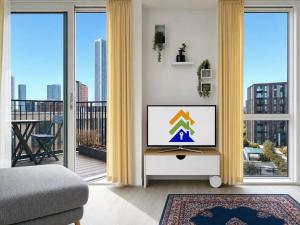 Top Floor Flat With Balcony Overlooking Manchester - Pass the Keys