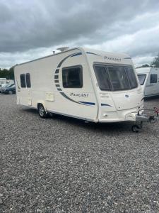 Spacious caravan near the beach