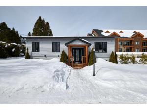 Four Seasons House Close to Lakes & Skiing