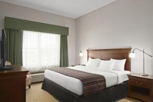 One-Bedroom King Suite room in Country Inn & Suites by Radisson, Gettysburg, PA