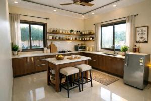 Luxury 4BR Villa w Pool, Garden, CampFire