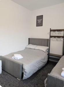 Leigh House - 2 BR - Sleeps 4 - Pennington Flash