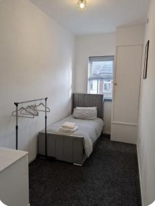 Leigh House - 2 BR - Sleeps 4 - Pennington Flash