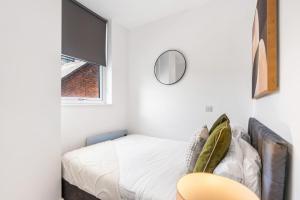 Coulsdon Executive Penthouse 2 Bed with Balcony