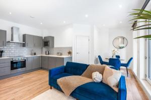 Coulsdon Executive Penthouse 2 Bed with Balcony