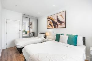 Coulsdon Executive Penthouse 2 Bed with Balcony
