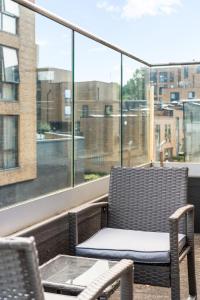 Coulsdon Retreat - 2 BR - Sleeps 4 - Balcony