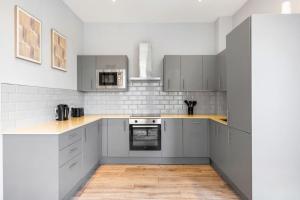 Coulsdon Retreat - 2 BR - Sleeps 4 - Balcony
