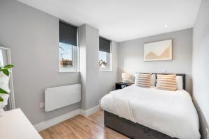 Coulsdon Retreat - 2 BR - Sleeps 4 - Balcony