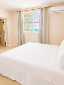 Maxwell Beach Escape 1- Beachfront & Resort Access