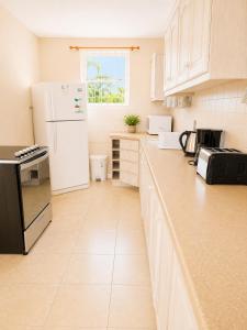 Maxwell Beach Escape 1- Beachfront & Resort Access