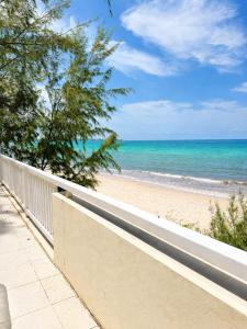 Maxwell Beach Escape 1- Beachfront & Resort Access