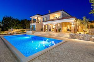 Luxury house with heated pool -60m2 and beautiful garden - by TRAVELER tourist agency Krk - ID 2382