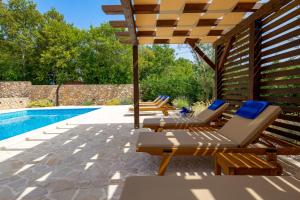 Luxury house with heated pool -60m2 and beautiful garden - by TRAVELER tourist agency Krk - ID 2382