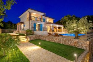 Luxury house with heated pool -60m2 and beautiful garden - by TRAVELER tourist agency Krk - ID 2382