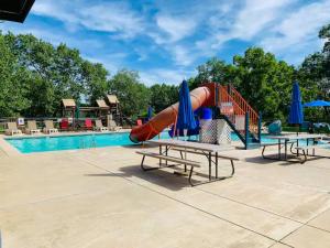 Lakeview Fun! Pool Table, Resort & Private Hot Tub