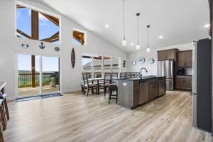 Lakeview Fun! Pool Table, Resort & Private Hot Tub