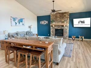 Lakeview Fun! Pool Table, Resort & Private Hot Tub