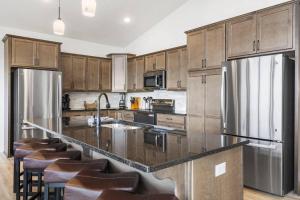 Lakeview Fun! Pool Table, Resort & Private Hot Tub