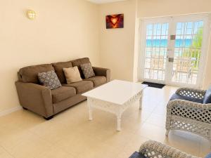 Maxwell Beach Escape 3- Beachfront & Resort Access