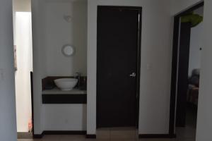 cuarto en senderos comendador con baño privado