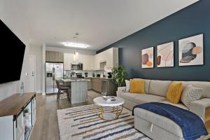 Warrenville Resort Style Apartments Near Downtown with Pool, Free Parking, Gym, Sauna & More
