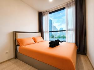 1 minute to the subway entrance Mrt Huai Khwang Most cozy room in this city central The condo has an infinity swimming pool and gym on the top floor