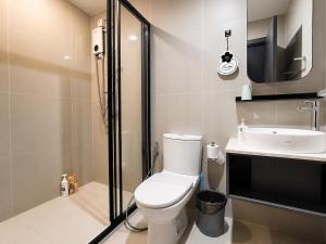 1 minute to the subway entrance Mrt Huai Khwang Most cozy room in this city central The condo has an infinity swimming pool and gym on the top floor