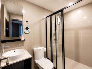 1 minute to the subway entrance Mrt Huai Khwang Most cozy room in this city central The condo has an infinity swimming pool and gym on the top floor