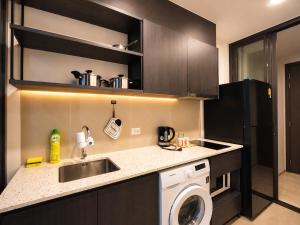 1 minute to the subway entrance Mrt Huai Khwang Most cozy room in this city central The condo has an infinity swimming pool and gym on the top floor