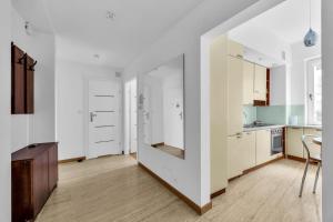 Warsaw Wola Apartment - Old Town Nearby & Parking, Balcony - by Rentujemy