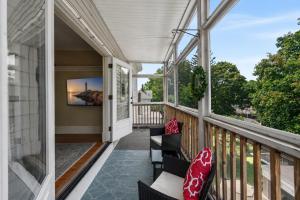 Historic Salem Getaway, Coastal Charm, 2 Bed 1 Bath