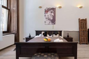 Grand Blvd Boutique Studio Opera with Gold Bath