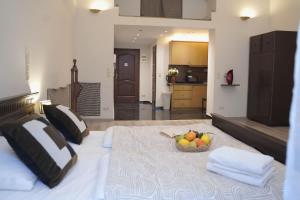 Grand Blvd Boutique Studio Opera with Gold Bath