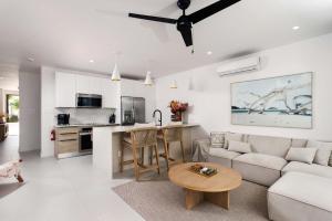 New CHIC 3BR Villa Walk to Beach Pool & Terrace