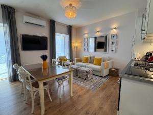 Heart of Bairro Alto Central Apartment with AC