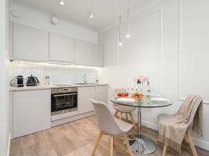 Urban Chic - Luxury Stay for up to 15 Guests in Mennica Residence, Warsaw Center
