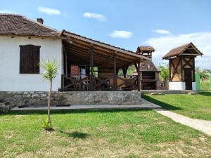 Čardak seosko domaćinstvo