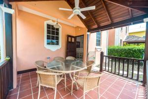 2-Story Townhome with Private Pool, Ideal for Group!