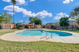 Sunny & Bright Charm with Community Pool