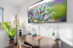 Sunny & Bright Charm with Community Pool