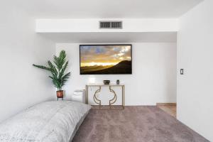 Sunny & Bright Charm with Community Pool