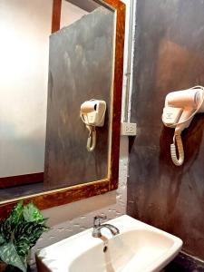 Cozy BB Stay in Bangkok Noi with Garden Views