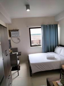 5 Spacious Studios with Pool near SM & Ayala